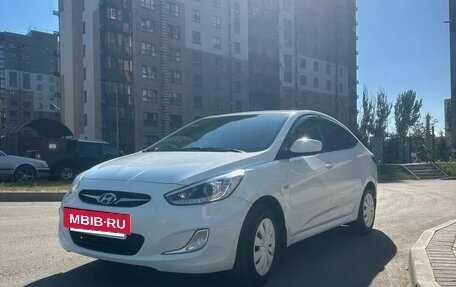 Hyundai Solaris II рестайлинг, 2013 год, 850 000 рублей, 2 фотография