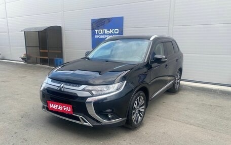 Mitsubishi Outlander III рестайлинг 3, 2020 год, 1 996 000 рублей, 1 фотография