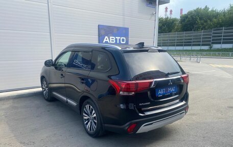 Mitsubishi Outlander III рестайлинг 3, 2020 год, 1 996 000 рублей, 10 фотография
