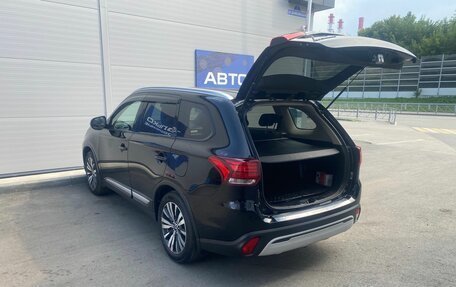 Mitsubishi Outlander III рестайлинг 3, 2020 год, 1 996 000 рублей, 9 фотография