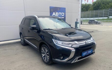 Mitsubishi Outlander III рестайлинг 3, 2020 год, 1 996 000 рублей, 3 фотография