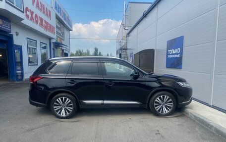 Mitsubishi Outlander III рестайлинг 3, 2020 год, 1 996 000 рублей, 4 фотография