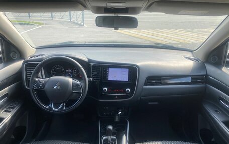 Mitsubishi Outlander III рестайлинг 3, 2020 год, 1 996 000 рублей, 22 фотография