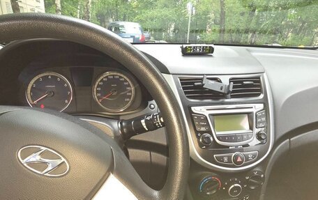 Hyundai Solaris II рестайлинг, 2012 год, 700 000 рублей, 5 фотография