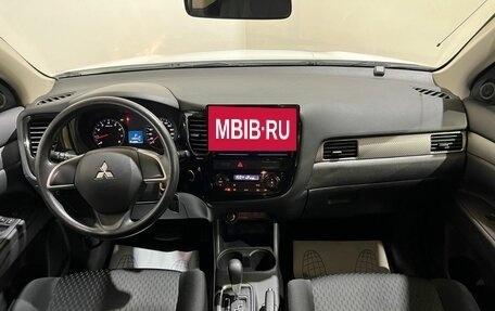 Mitsubishi Outlander III рестайлинг 3, 2012 год, 1 300 000 рублей, 13 фотография