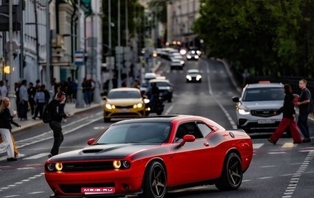 Dodge Challenger III рестайлинг 2, 2018 год, 5 450 000 рублей, 2 фотография
