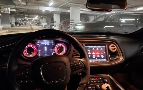 Dodge Challenger III рестайлинг 2, 2018 год, 5 450 000 рублей, 8 фотография