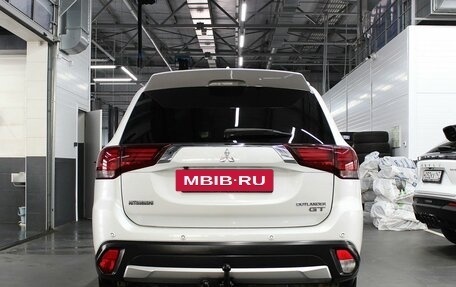 Mitsubishi Outlander III рестайлинг 3, 2017 год, 2 230 000 рублей, 5 фотография