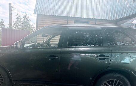 Mitsubishi Outlander III рестайлинг 3, 2014 год, 1 300 000 рублей, 3 фотография