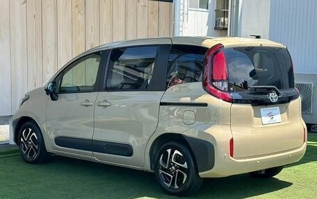 Toyota Sienta, 2023 год, 930 000 рублей, 5 фотография