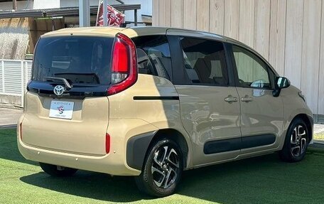 Toyota Sienta, 2023 год, 930 000 рублей, 7 фотография