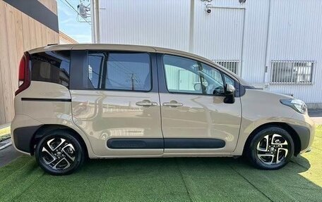 Toyota Sienta, 2023 год, 930 000 рублей, 8 фотография