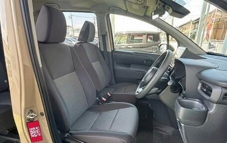 Toyota Sienta, 2023 год, 930 000 рублей, 9 фотография