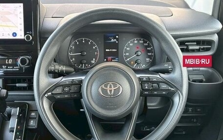Toyota Sienta, 2023 год, 930 000 рублей, 11 фотография