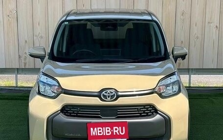 Toyota Sienta, 2023 год, 930 000 рублей, 2 фотография