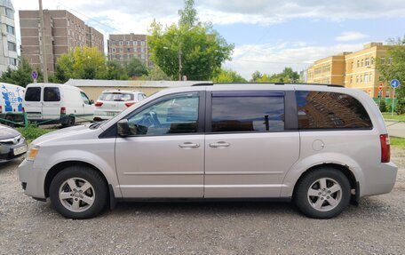 Dodge Caravan V, 2010 год, 975 000 рублей, 2 фотография