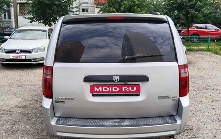 Dodge Caravan V, 2010 год, 975 000 рублей, 3 фотография