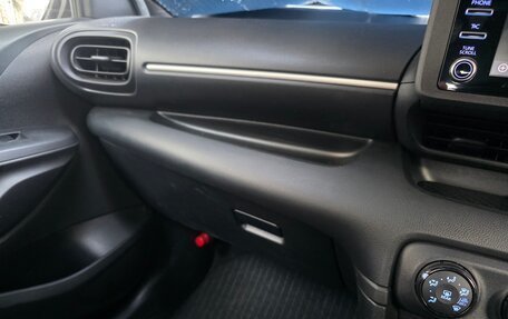 Toyota Yaris, 2021 год, 1 200 000 рублей, 20 фотография