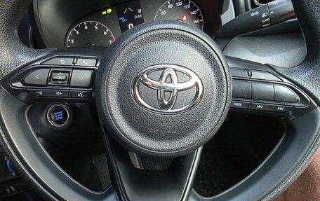 Toyota Yaris, 2021 год, 1 200 000 рублей, 21 фотография
