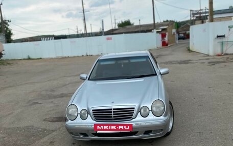 Mercedes-Benz E-Класс, 2001 год, 750 000 рублей, 2 фотография