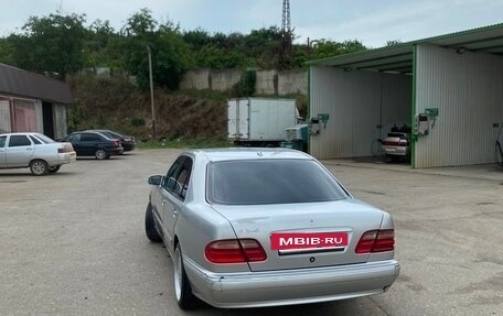 Mercedes-Benz E-Класс, 2001 год, 750 000 рублей, 5 фотография