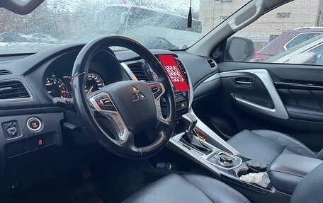 Mitsubishi Pajero Sport III рестайлинг, 2017 год, 3 600 000 рублей, 14 фотография