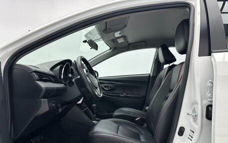 Toyota Yaris, 2023 год, 1 050 000 рублей, 13 фотография