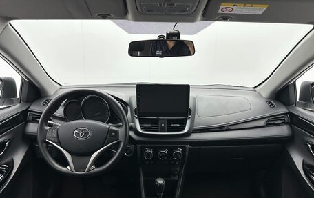 Toyota Yaris, 2023 год, 1 050 000 рублей, 7 фотография