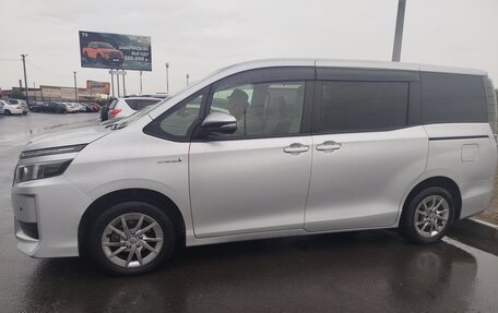 Toyota Voxy III, 2017 год, 1 900 000 рублей, 7 фотография