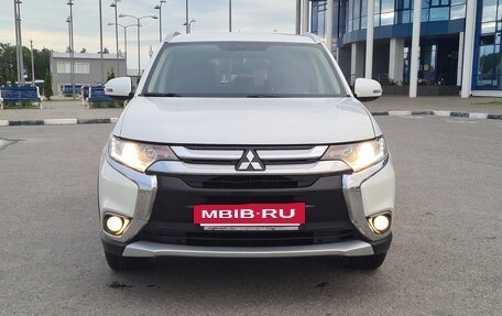 Mitsubishi Outlander III рестайлинг 3, 2015 год, 1 935 000 рублей, 2 фотография