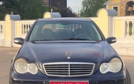 Mercedes-Benz C-Класс, 2004 год, 550 000 рублей, 1 фотография