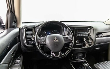 Mitsubishi Outlander III рестайлинг 3, 2021 год, 2 398 000 рублей, 15 фотография