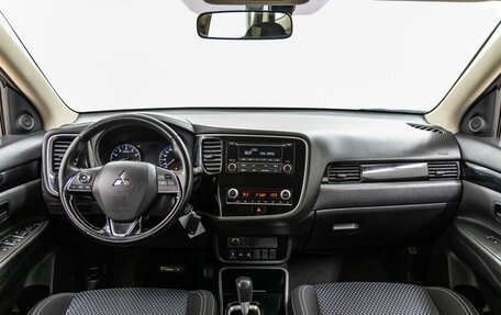 Mitsubishi Outlander III рестайлинг 3, 2021 год, 2 398 000 рублей, 13 фотография