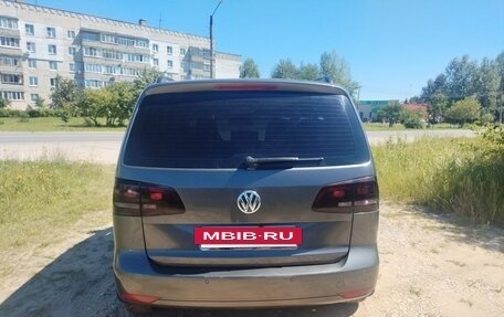 Volkswagen Touran III, 2010 год, 1 100 000 рублей, 2 фотография