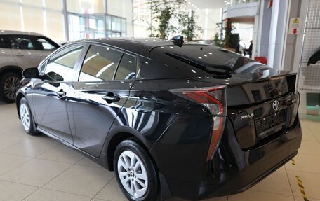 Toyota Prius IV XW50, 2017 год, 2 650 000 рублей, 7 фотография