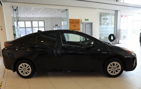 Toyota Prius IV XW50, 2017 год, 2 650 000 рублей, 4 фотография