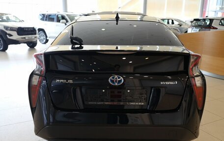 Toyota Prius IV XW50, 2017 год, 2 650 000 рублей, 6 фотография
