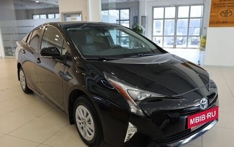 Toyota Prius IV XW50, 2017 год, 2 650 000 рублей, 3 фотография