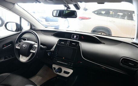 Toyota Prius IV XW50, 2017 год, 2 650 000 рублей, 16 фотография