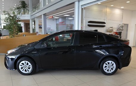 Toyota Prius IV XW50, 2017 год, 2 650 000 рублей, 8 фотография