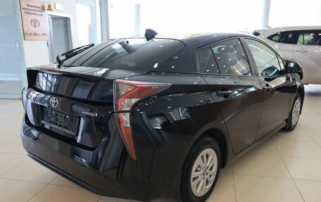 Toyota Prius IV XW50, 2017 год, 2 650 000 рублей, 5 фотография