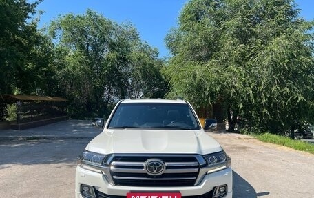 Toyota Land Cruiser 200, 2019 год, 8 990 000 рублей, 2 фотография