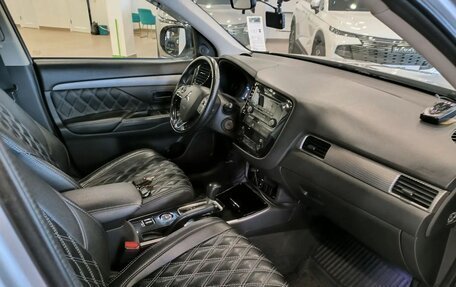 Mitsubishi Outlander III рестайлинг 3, 2017 год, 1 999 000 рублей, 7 фотография