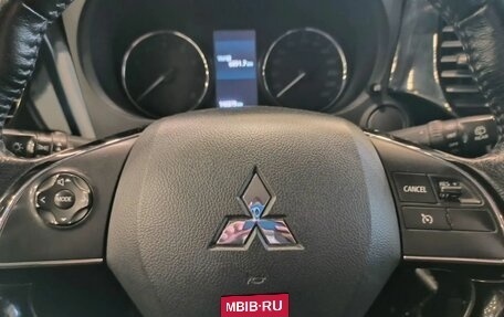 Mitsubishi Outlander III рестайлинг 3, 2017 год, 1 999 000 рублей, 10 фотография