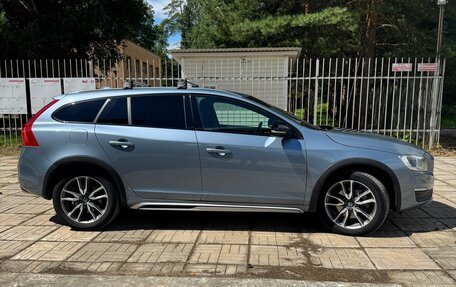 Volvo V60 Cross Country II, 2018 год, 2 450 000 рублей, 3 фотография