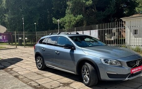 Volvo V60 Cross Country II, 2018 год, 2 450 000 рублей, 2 фотография