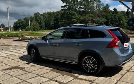 Volvo V60 Cross Country II, 2018 год, 2 450 000 рублей, 5 фотография