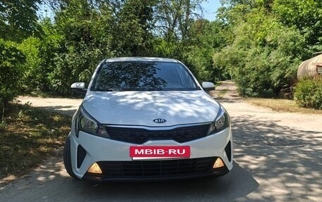 KIA Rio IV, 2021 год, 1 100 000 рублей, 2 фотография