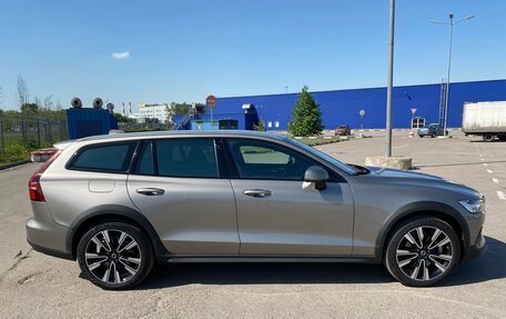 Volvo V60 Cross Country II, 2020 год, 3 860 000 рублей, 1 фотография