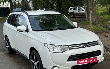 Mitsubishi Outlander III рестайлинг 3, 2014 год, 1 200 000 рублей, 2 фотография